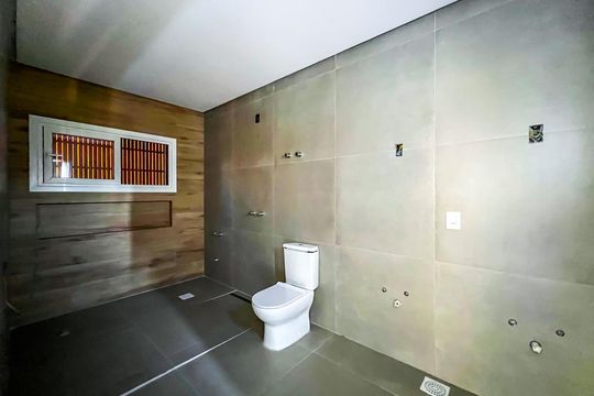 Banheiro 4 de casa de condomínio para alugar com 3 quartos, 242m² em Distrito Industrial, Cachoeirinha