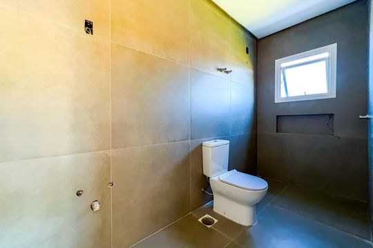 Banheiro 1 de casa de condomínio para alugar com 3 quartos, 242m² em Distrito Industrial, Cachoeirinha