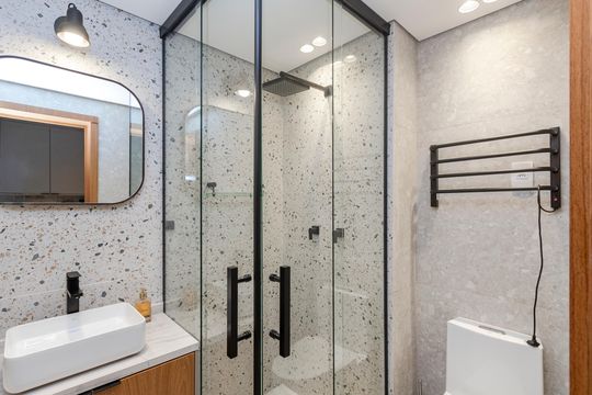 Banheiro de kitnet/studio para alugar com 1 quarto, 23m² em Vila Cordeiro, São Paulo