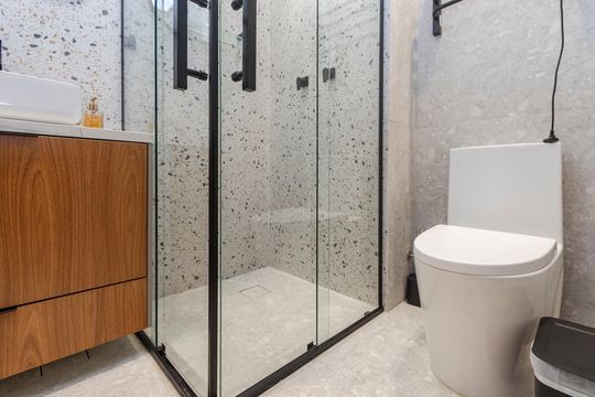 Banheiro de kitnet/studio para alugar com 1 quarto, 23m² em Vila Cordeiro, São Paulo