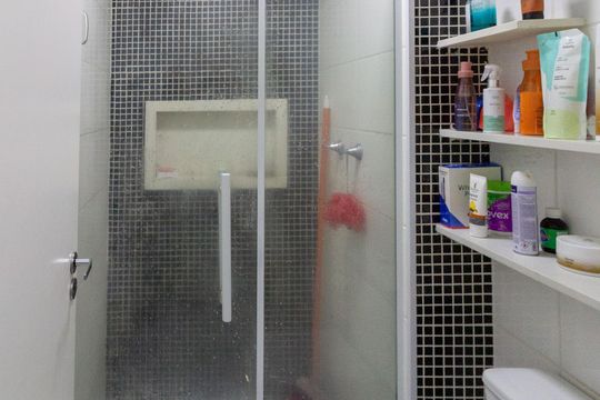 Banheiro de apartamento para alugar com 2 quartos, 43m² em Vila Galvão, Guarulhos