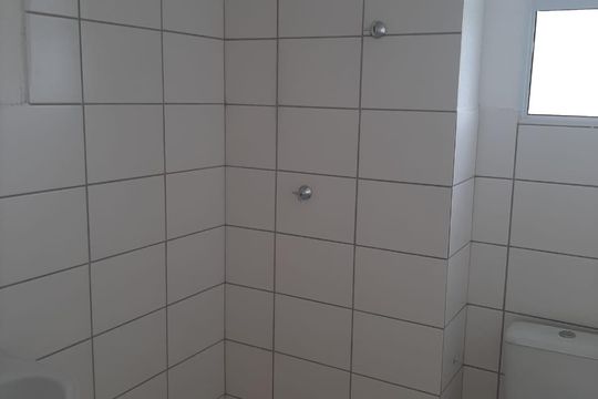 Banheiro social de apartamento para alugar com 2 quartos, 47m² em Nacional, Contagem