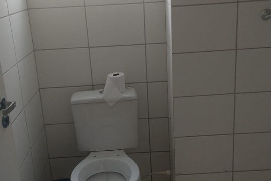 Banheiro social de apartamento para alugar com 2 quartos, 47m² em Nacional, Contagem