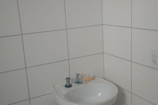 Banheiro social de apartamento para alugar com 2 quartos, 47m² em Nacional, Contagem
