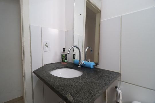 Banheiro Social de apartamento para alugar com 2 quartos, 50m² em Presidente Roosevelt, Uberlândia