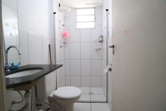 Banheiro Social de apartamento para alugar com 2 quartos, 50m² em Presidente Roosevelt, Uberlândia