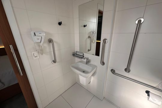 Banheiro de kitnet/studio para alugar com 1 quarto, 32m² em Santo Amaro, São Paulo