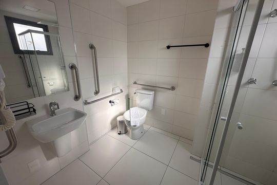 Banheiro de kitnet/studio para alugar com 1 quarto, 32m² em Santo Amaro, São Paulo