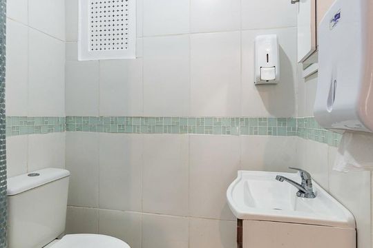 Banheiro de kitnet/studio para alugar com 1 quarto, 18m² em Centro Histórico, Porto Alegre