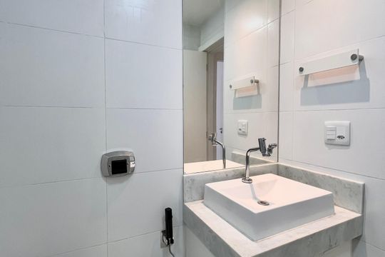Banheiro social  de apartamento à venda com 3 quartos, 120m² em Copacabana, Rio de Janeiro