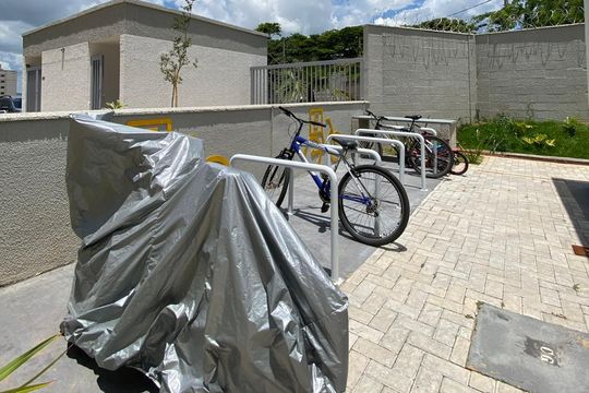Bicicletário de apartamento para alugar com 2 quartos, 44m² em Jardim dos Comerciários, Belo Horizonte