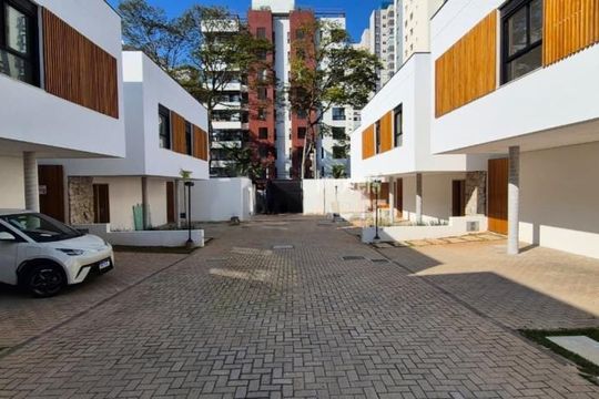 Casa à venda com 4 quartos, 203m² em Jardim Prudência, São Paulo