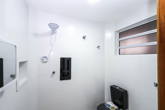 Banheiro de kitnet/studio para alugar com 1 quarto, 35m² em Liberdade, São Paulo