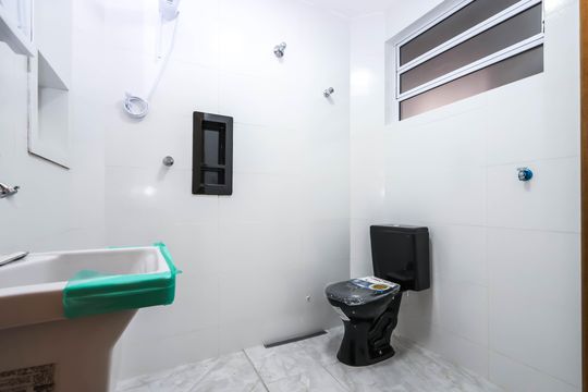Banheiro de kitnet/studio para alugar com 1 quarto, 35m² em Liberdade, São Paulo