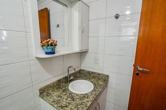 Banheiro Social de apartamento à venda com 2 quartos, 57m² em Vila Pires, Santo André