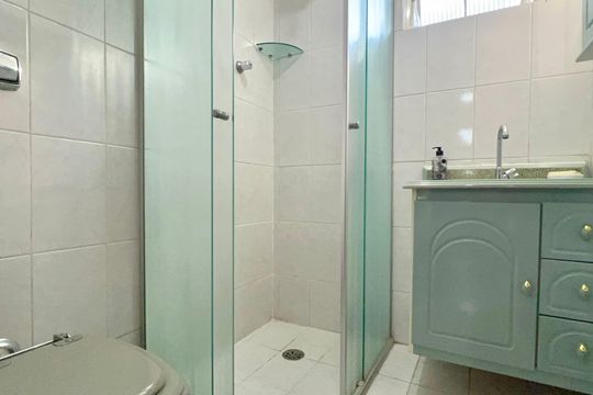 Banheiro de apartamento à venda com 2 quartos, 50m² em Alto de Pinheiros, São Paulo