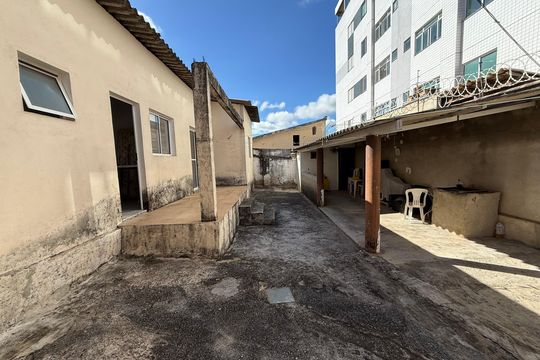 Área externa de casa para alugar com 2 quartos, 300m² em Sagrada Família, Belo Horizonte