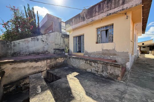 Área externa de casa para alugar com 2 quartos, 300m² em Sagrada Família, Belo Horizonte