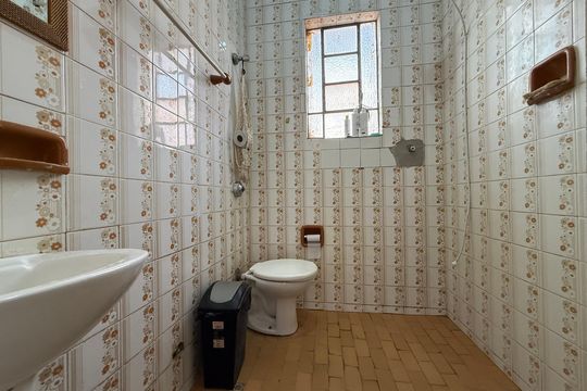 Banheiro de casa para alugar com 2 quartos, 300m² em Sagrada Família, Belo Horizonte