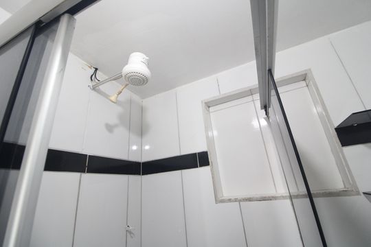 Banheiro  de casa para alugar com 2 quartos, 68m² em Sítio Cocaia, São Paulo