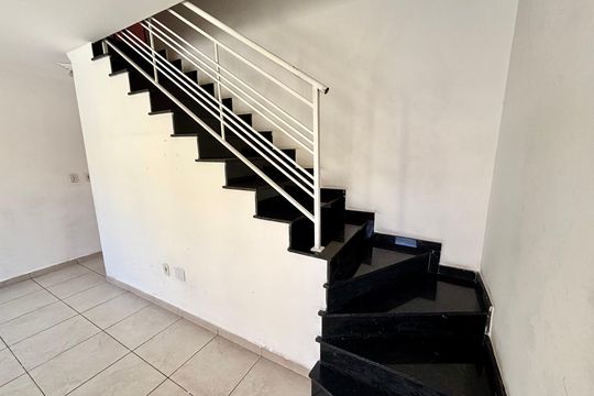 Escada de casa para alugar com 2 quartos, 300m² em Jardim Brasilia, São Paulo
