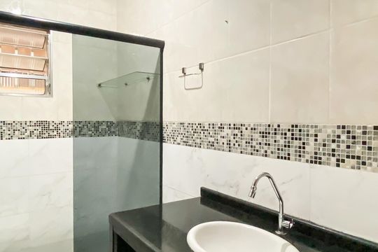 Banheiro de casa para alugar com 1 quarto, 60m² em Jardim Keralux, São Paulo