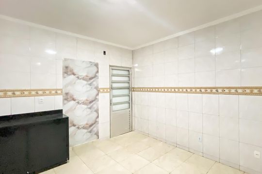 Cozinha de casa para alugar com 1 quarto, 60m² em Jardim Keralux, São Paulo