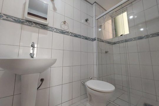 Banheiro de apartamento para alugar com 2 quartos, 61m² em Jardim Atlântico, Florianópolis