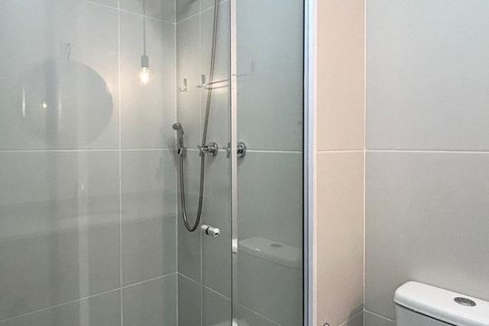 Banheiro de apartamento à venda com 1 quarto, 28m² em Indianópolis, São Paulo