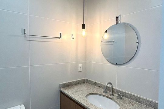 Banheiro de apartamento à venda com 1 quarto, 28m² em Indianópolis, São Paulo