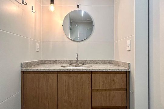 Banheiro de apartamento à venda com 1 quarto, 28m² em Indianópolis, São Paulo