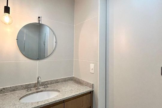 Banheiro de apartamento à venda com 1 quarto, 28m² em Indianópolis, São Paulo