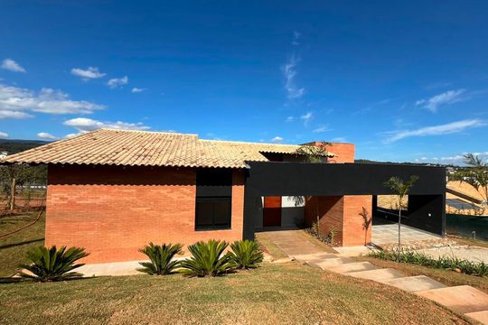 Fachada de casa de condomínio à venda com 3 quartos, 230m² em Casa Branca, Brumadinho