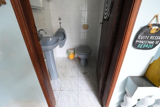 Banheiro de serviço de casa à venda com 3 quartos, 212m² em Vila Camilópolis, Santo André