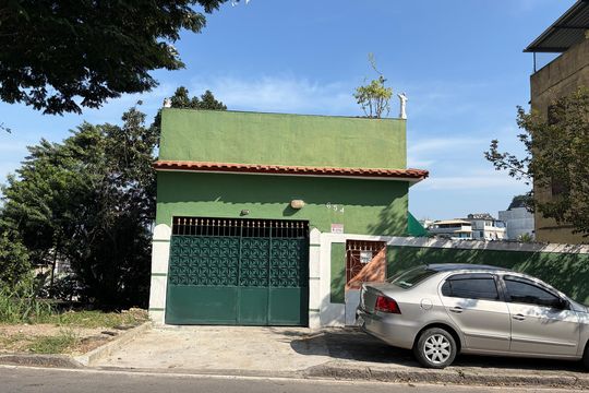 Fachada de casa para alugar com 2 quartos, 120m² em Tanque, Rio de Janeiro