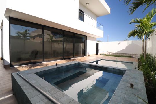 Piscina de casa de condomínio para alugar com 4 quartos, 400m² em Jardim das Palmeiras, Uberlândia