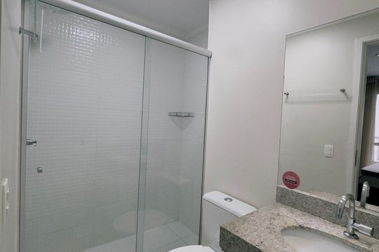 Banheiro de apartamento à venda com 1 quarto, 41m² em Jardim Goiás, Goiânia