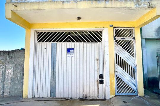 Placa instalada na fachada do imóvel  de casa para alugar com 2 quartos, 75m² em Parque Jandaia, Guarulhos