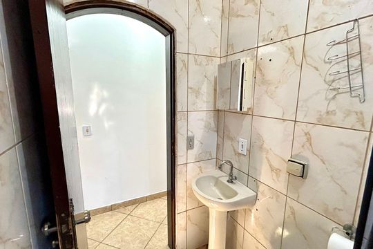 Banheiro de casa para alugar com 2 quartos, 75m² em Parque Jandaia, Guarulhos