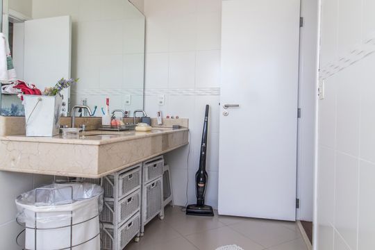 Banheiro da Suíte de casa de condomínio à venda com 4 quartos, 570m² em Alphaville Residencial Dois, Barueri