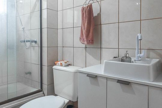 Banheiro de apartamento à venda com 2 quartos, 65m² em Passo D’areia, Porto Alegre