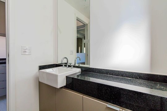 Banheiro de kitnet/studio para alugar com 1 quarto, 20m² em Vila Romana, São Paulo