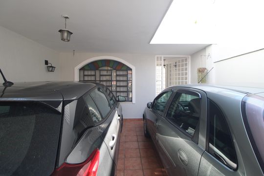 Garagem de casa à venda com 4 quartos, 130m² em Campo Grande, São Paulo