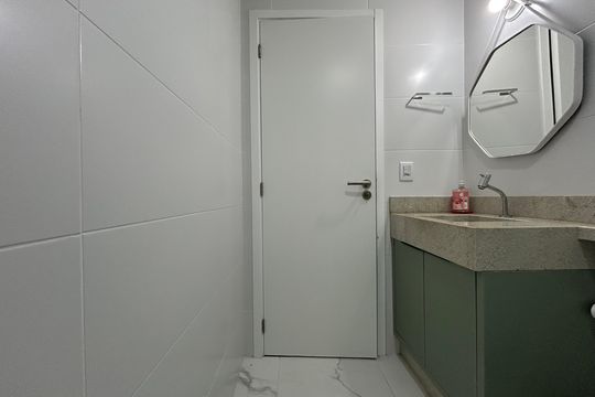 Banheiro de kitnet/studio para alugar com 1 quarto, 36m² em Alto Ribeirão Leste, Florianópolis