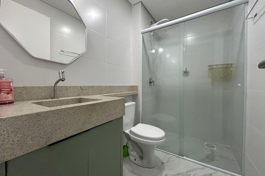 Banheiro de kitnet/studio para alugar com 1 quarto, 36m² em Alto Ribeirão Leste, Florianópolis