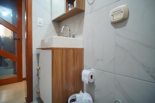 Banheiro Corredor de apartamento à venda com 1 quarto, 40m² em Petrópolis, Porto Alegre