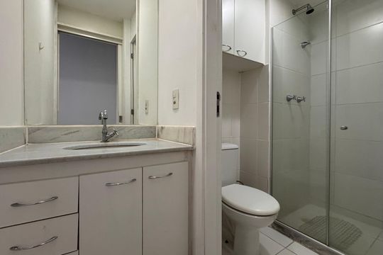Banheiro Social de apartamento para alugar com 2 quartos, 69m² em Barra Olímpica, Rio de Janeiro