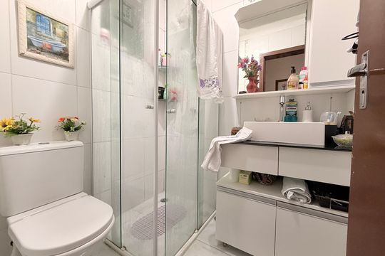 Banheiro da Suíte de casa de condomínio à venda com 3 quartos, 111m² em Jardim Colonial, Jundiaí