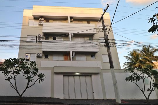 Fachada de apartamento para alugar com 2 quartos, 60m² em Segismundo Pereira, Uberlândia