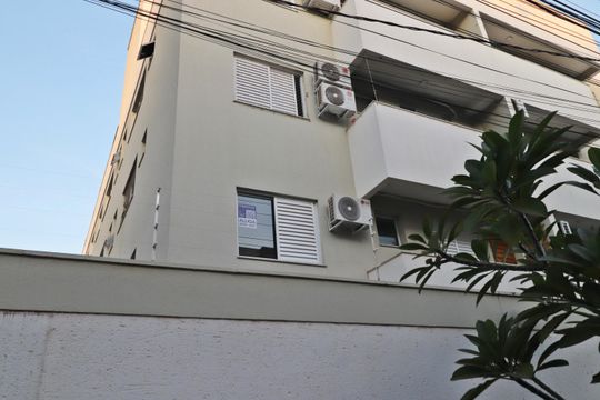 Plaquinha de apartamento para alugar com 2 quartos, 60m² em Segismundo Pereira, Uberlândia